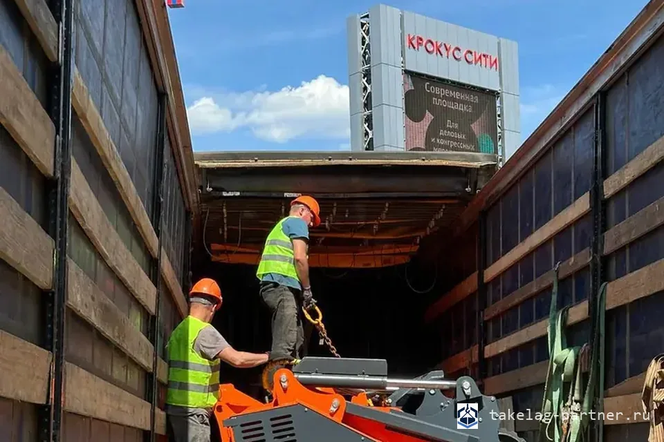 Разгрузка промышленного оборудования из фуры на площадке в Москве
