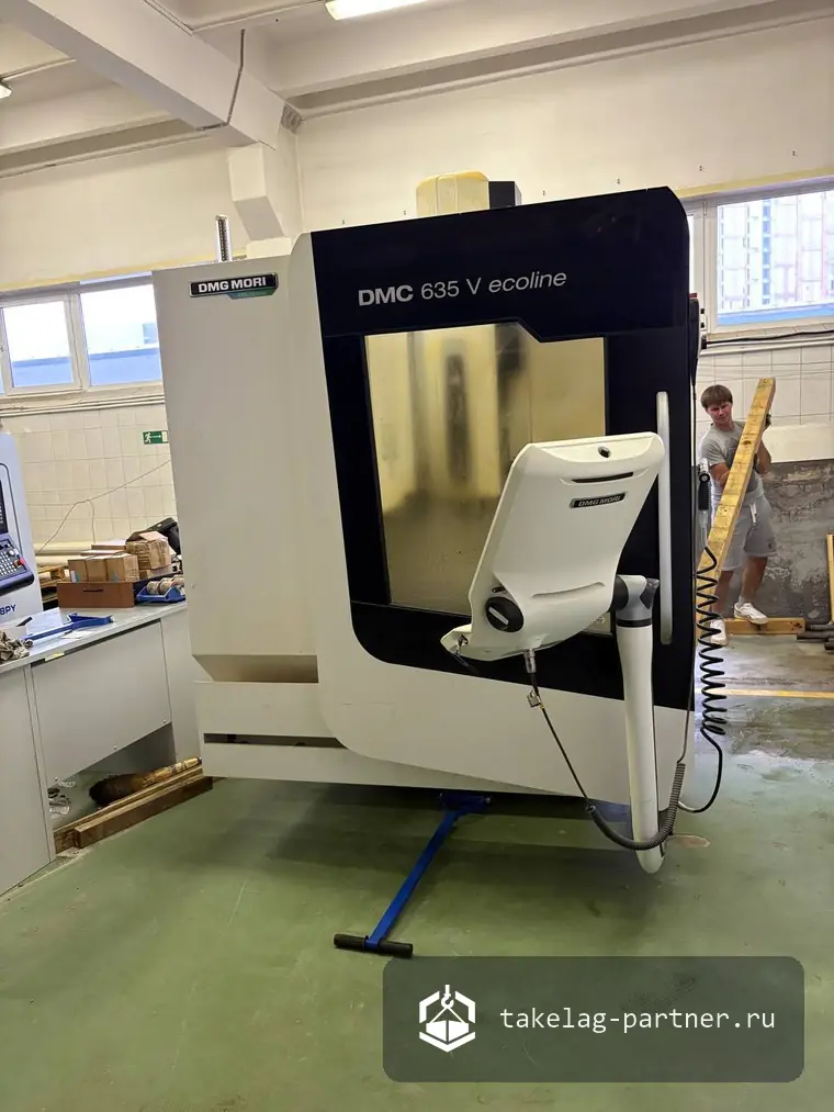 Обрабатывающий центр DMG MORI в цеху, установлен на такелажные башмаки